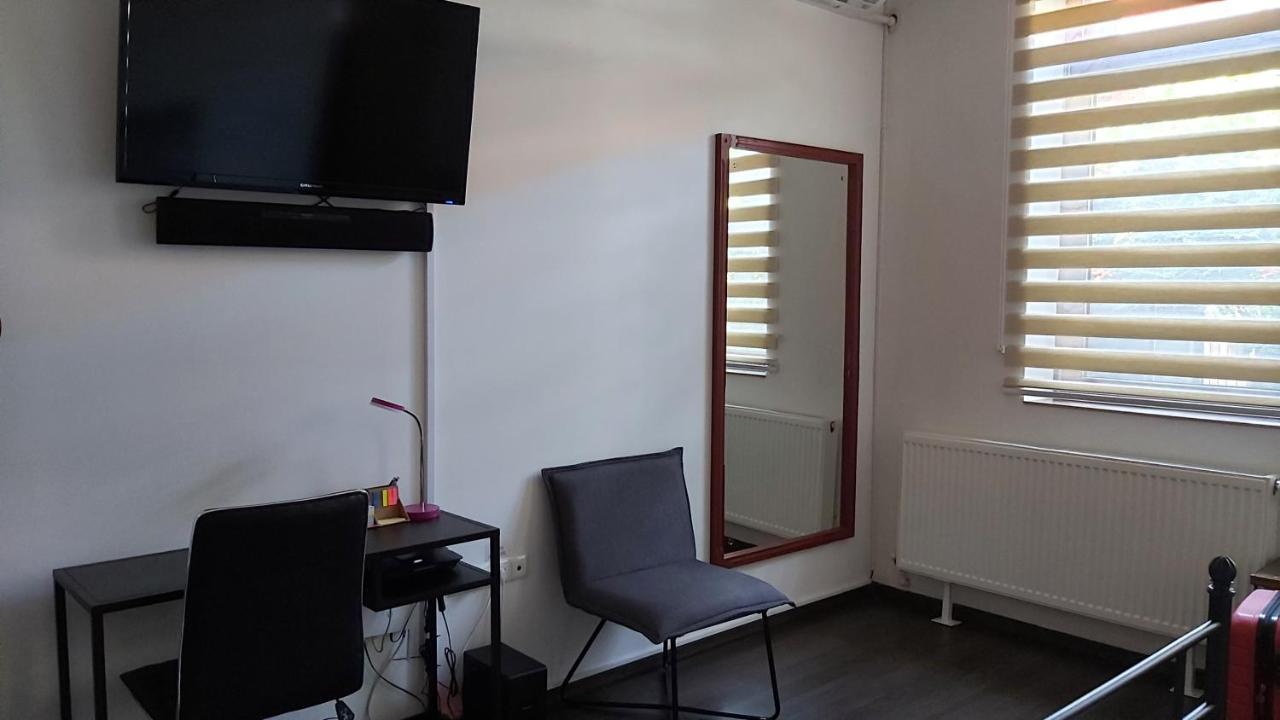 City Center Minimalist Apartment Oradea Exterior foto